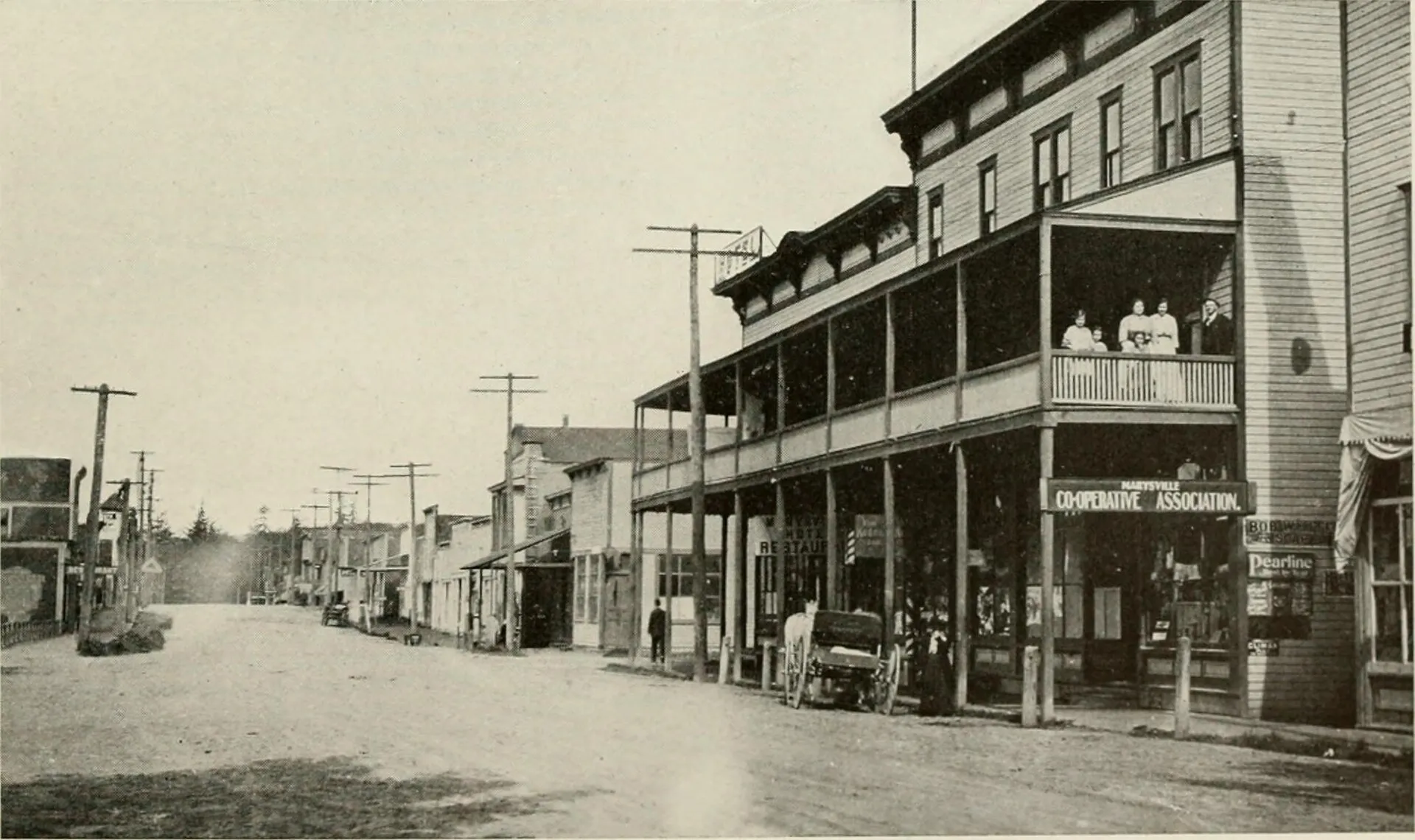 A dirt main street in Marysville in 1912, with the two-storey Marysville Hotel and its balcony